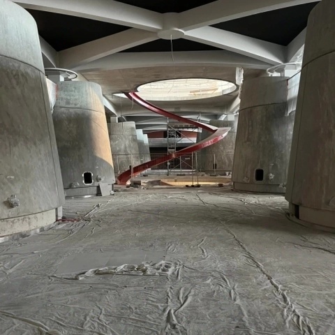 Peinture à la chaux sur des cuves en béton dans un domaine viticole à Château Plain Point